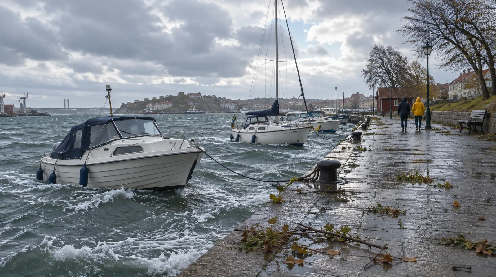 Gul vindvarning kvar på västkusten till måndag klockan 13