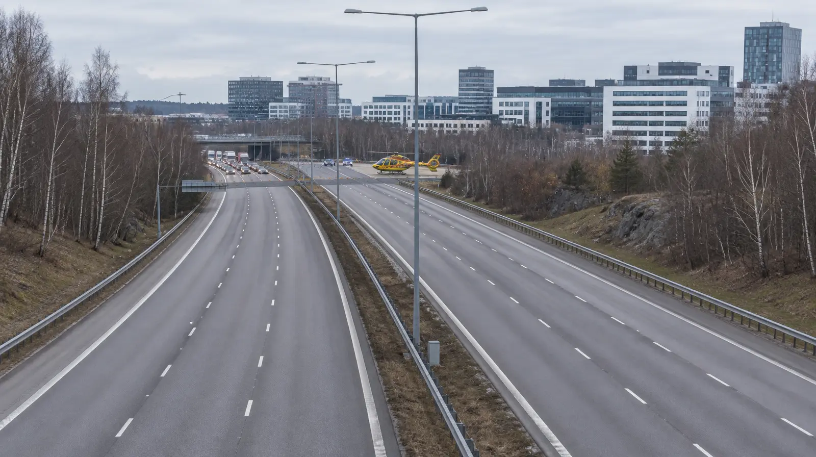 Helikopter landade på E4 i Kista, vägen stängdes i cirka 20 minuter