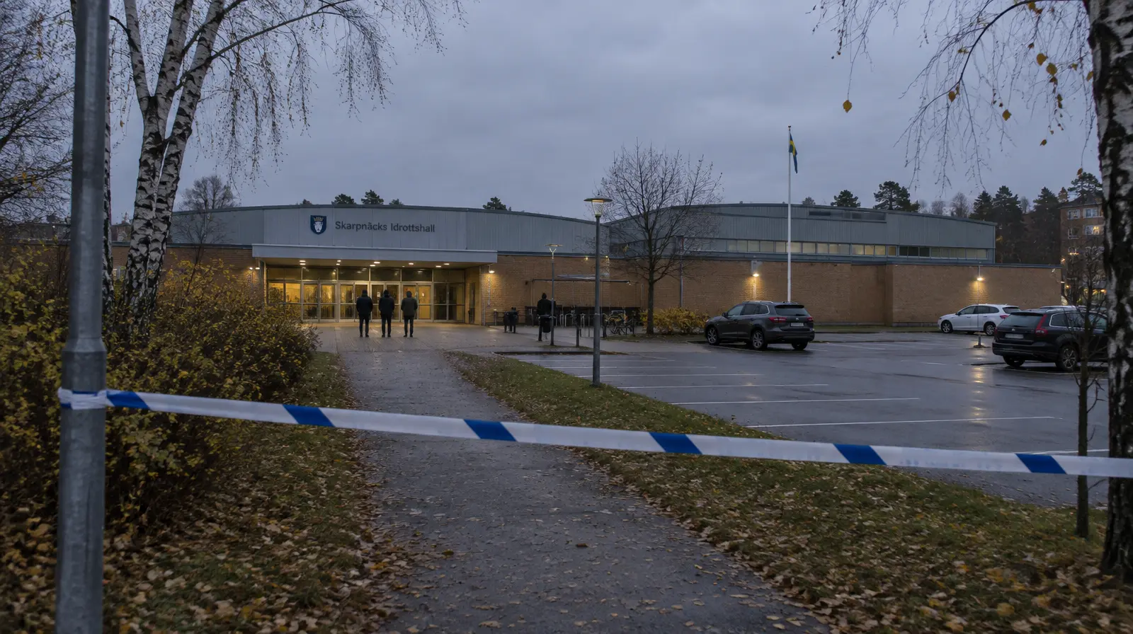 Kvinna allvarligt skadad efter skjutning i idrottshall i Solberga, hundratals inrymdes
