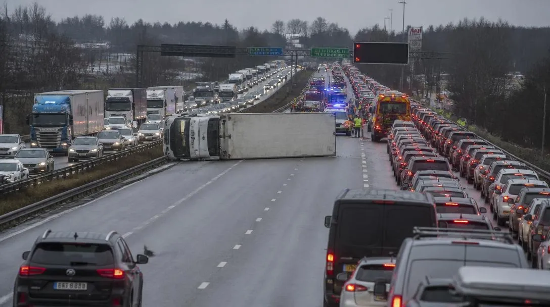 Lastbil välter på E18 – vägen avstängd i båda riktningar fram till kväll