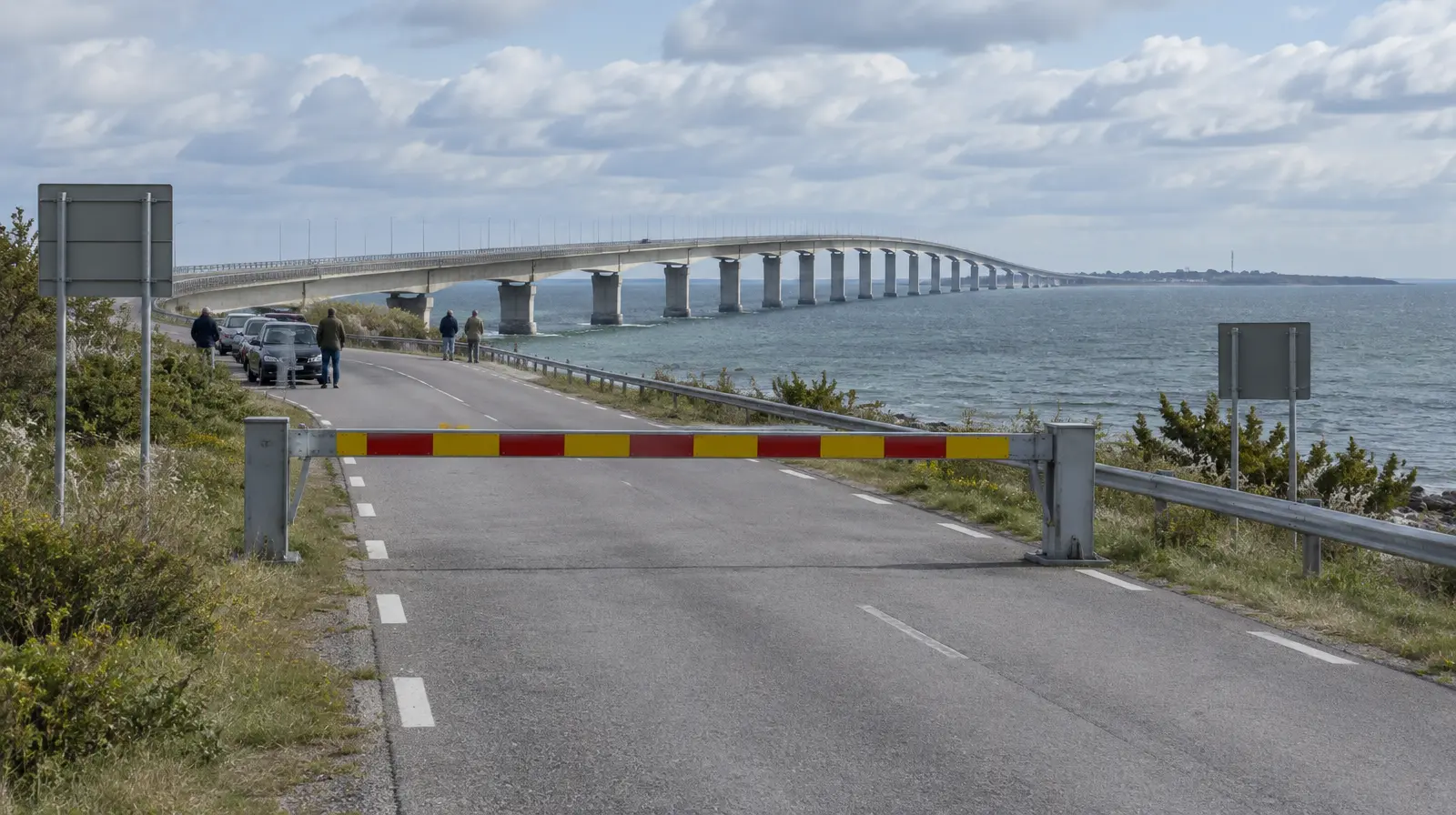 Ölandsbron avstängd efter att lastbilstak träffade personbil