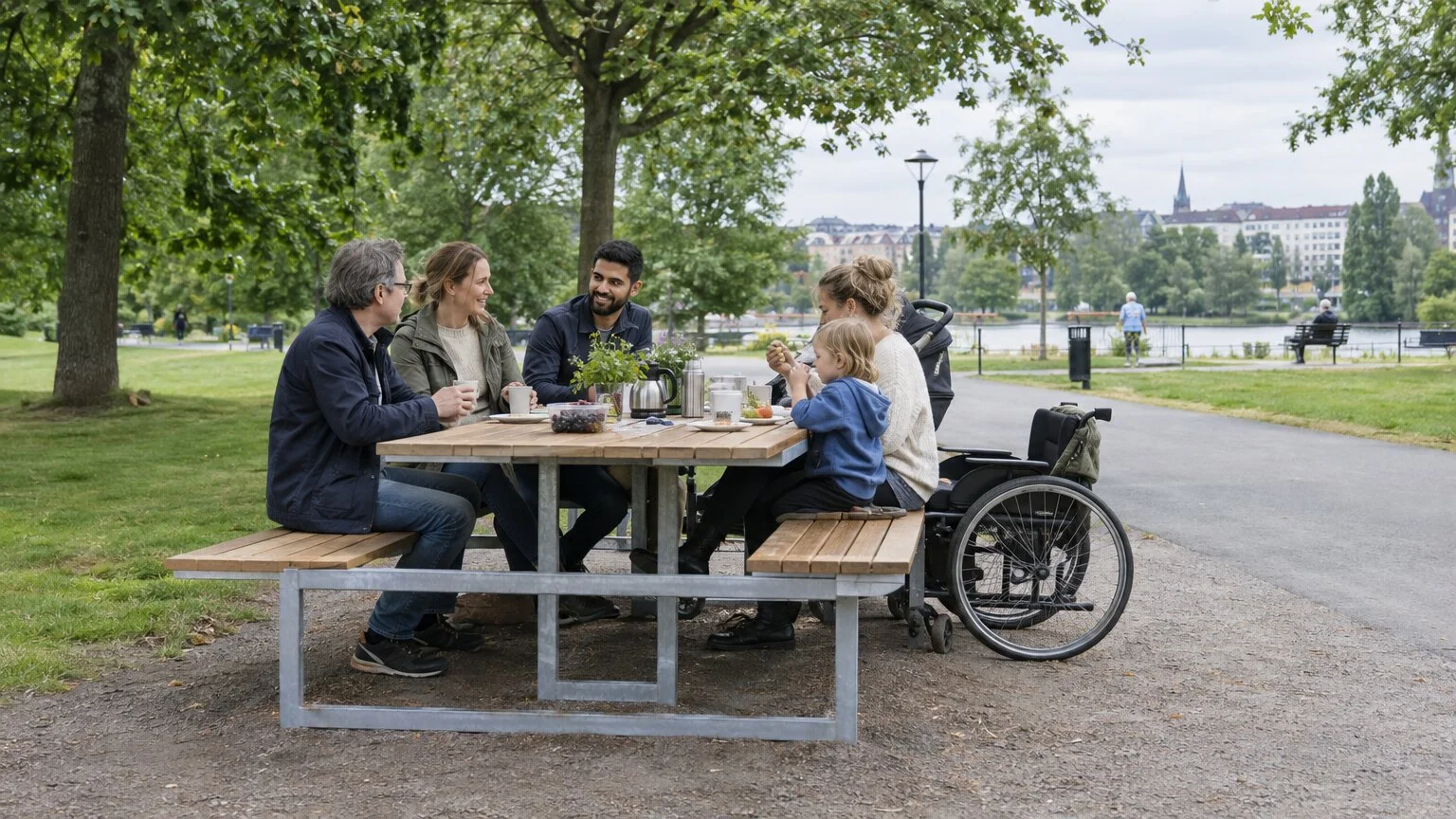 Ett picknickbord skapar en naturlig mötesplats för besökare i parker